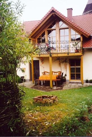Ansicht Ferienhaus Reis mit Terrasse und Grillstelle