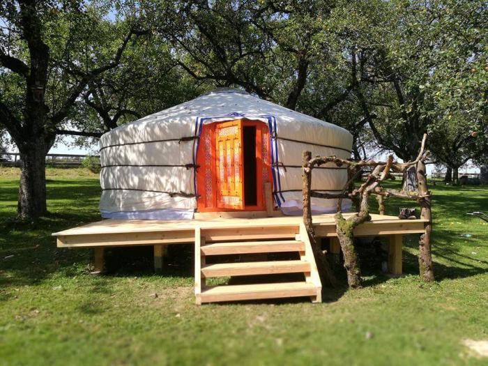 Die Mongolische Jurte auf dem Löwenhof von außen mit Terrasse.