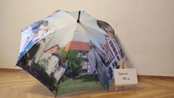 Den Pfullendorfer Regenschirm zieren viele bunte Fotos von Pfullendorfern Sehenswürdigkeiten.