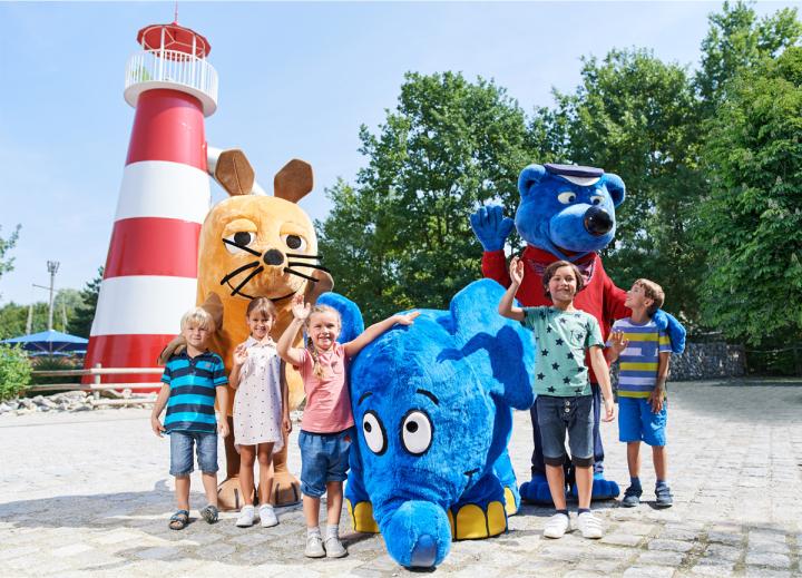 Ravensburger Spieleland_Maskottchen mit Kindern